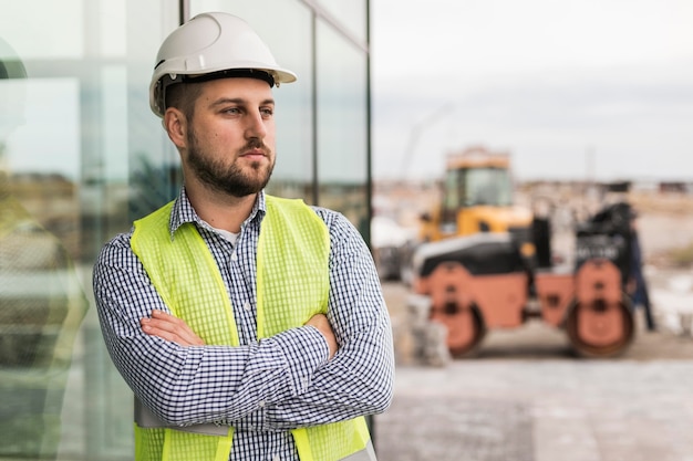 Medium shot builder man with crossed arms