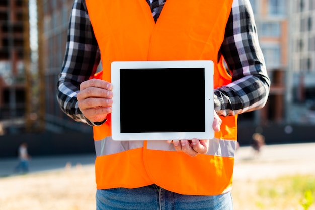 Free photo medium shot construction engineer holding tablet