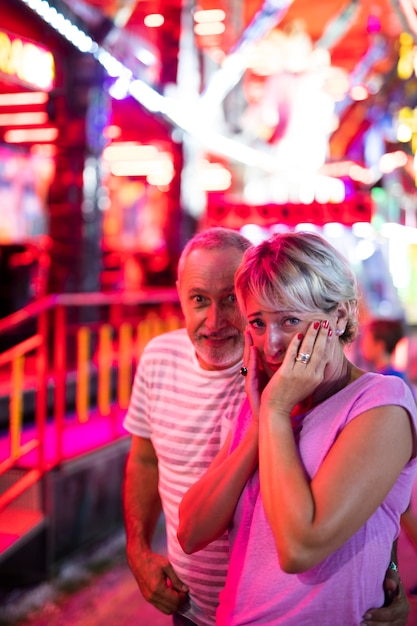 Free photo medium shot couple at amusement park