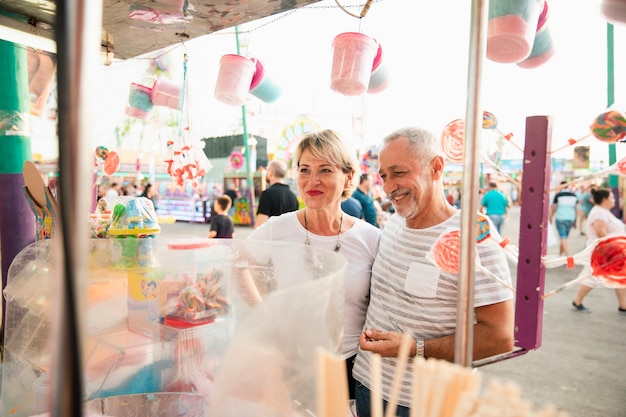 Free photo medium shot couple at candy shop