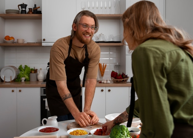 Free Photo medium shot couple cooking together