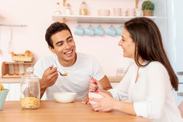 Medium shot couple having breakfast together