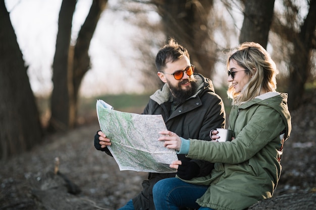 Free Photo medium shot couple holding map