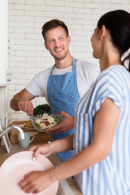 Medium shot couple in kitchen