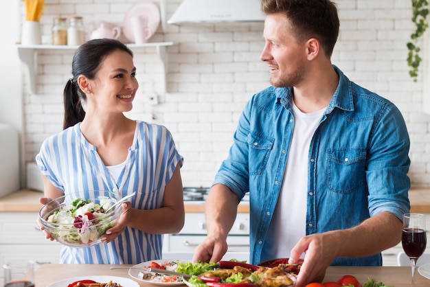 Free photo medium shot couple in the kitchen