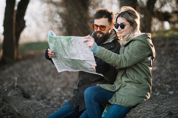 Free Photo medium shot couple looking at map