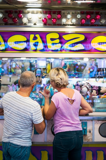 Free Photo medium shot couple at theme park thinking