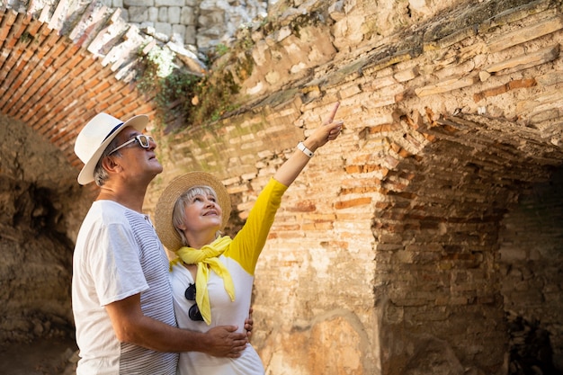 Free Photo medium shot couple traveling together