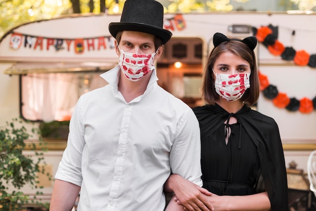 Free photo medium shot couple wearing masks