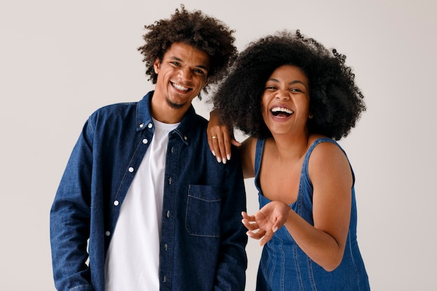 Free photo medium shot couple with afro hairstyles