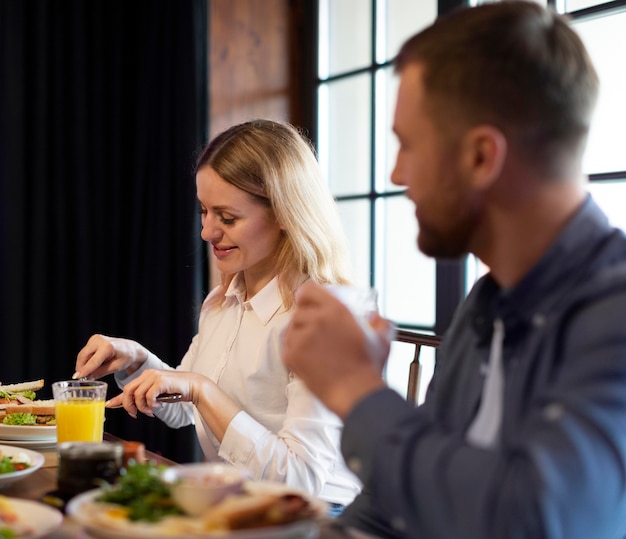 Free photo medium shot couple with delicious food