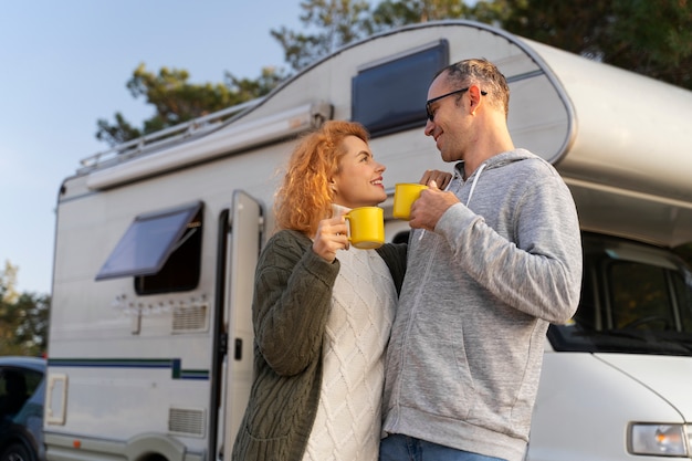 Free photo medium shot couple with mugs