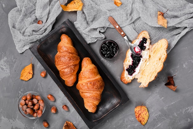 Free photo medium shot of croissants and jam