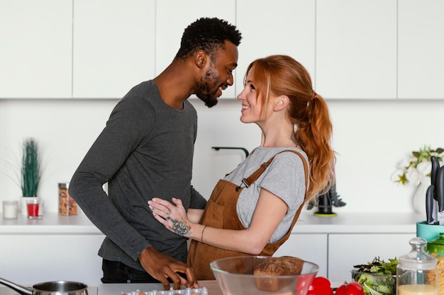 Medium shot cute couple in kitchen