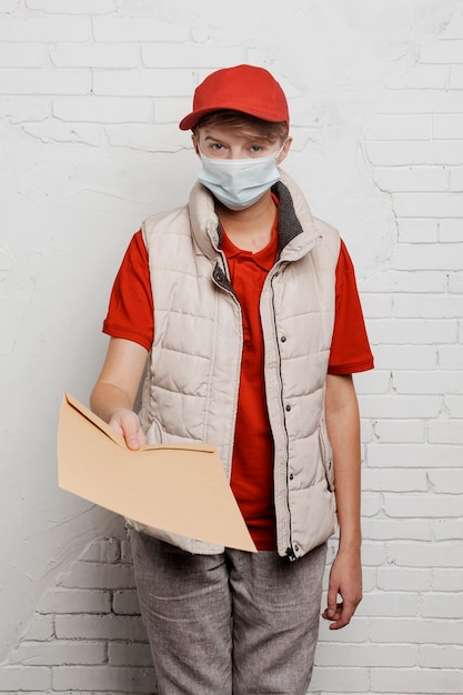 Free photo medium shot delivery man holding envelope