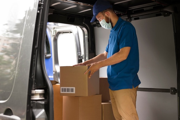 Medium shot delivery man wearing mask