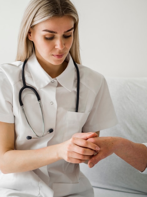 Free photo medium shot doctor checking patient