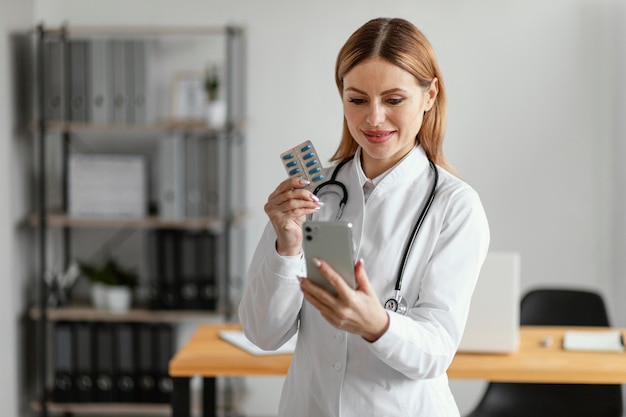 Medium shot doctor holding pills