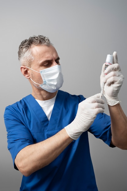 Free photo medium shot doctor holding vaccine