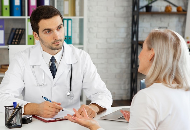 Medium shot doctor talking to patient