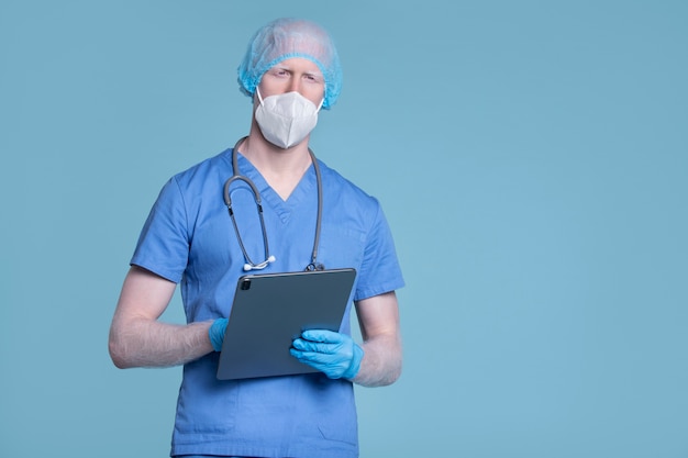 Free Photo medium shot doctor wearing face mask