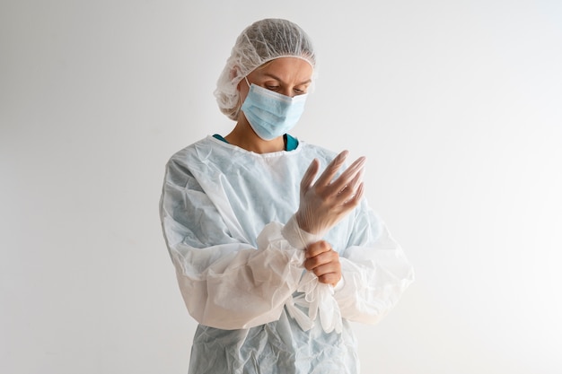 Free Photo medium shot doctor wearing face mask