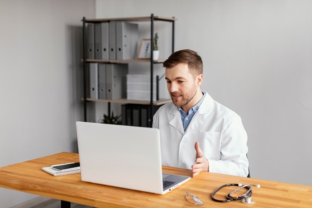 Free photo medium shot doctor working at desk