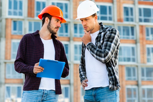 Free Photo medium shot of engineer and construction worker talking