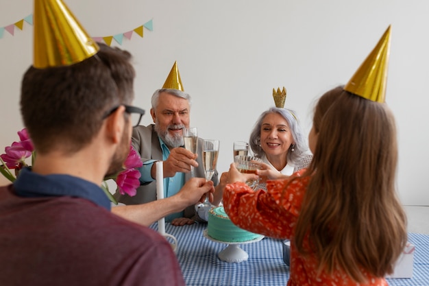 Free photo medium shot family celebrating birthday