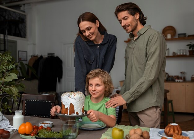 Free photo medium shot family  celebrating orthodox easter