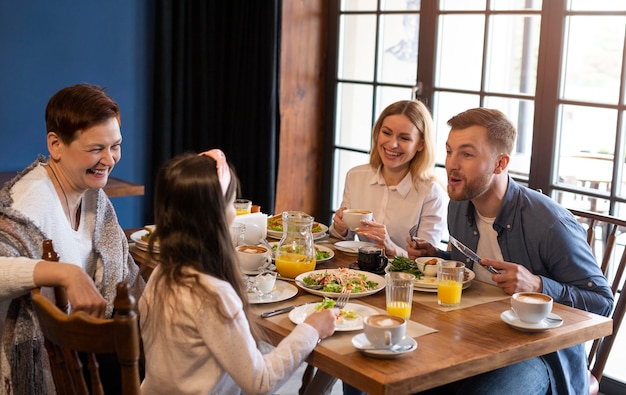 Free photo medium shot family eating together