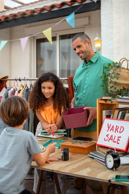 Free photo medium shot family at garage sale