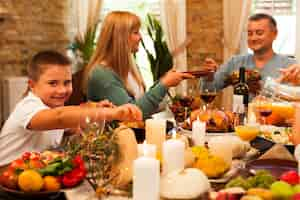 Free photo medium shot family having dinner