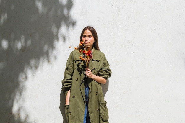 Free photo medium shot fashion woman holding a bunch of peppers