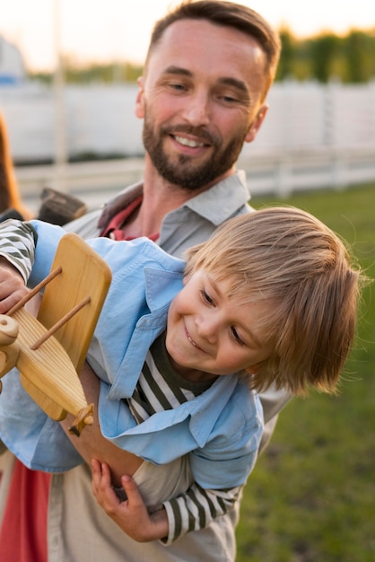 Free photo medium shot father holding kid