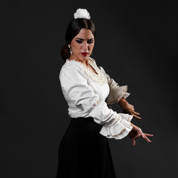 Free Photo medium shot of flamenca dancer