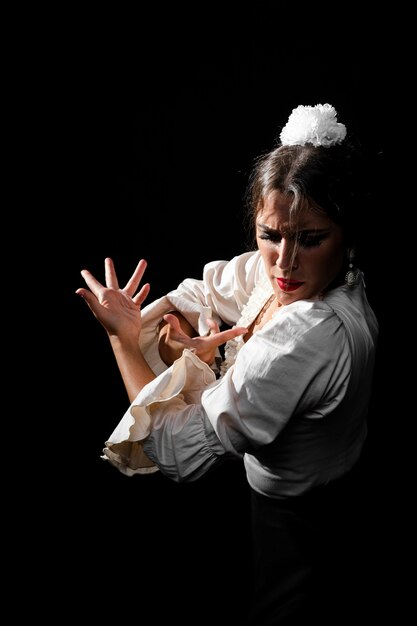 Medium shot flamenca performing floreo