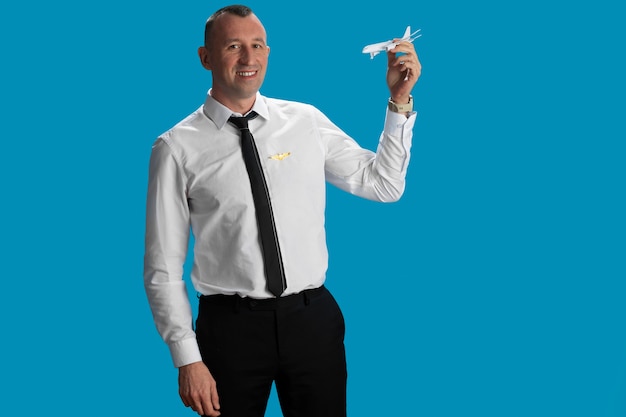 Free photo medium shot flight attendant holding plane