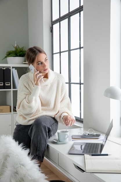 Free photo medium shot freelancer sitting on desk