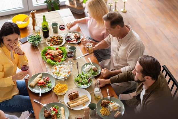 Medium shot friends eating together