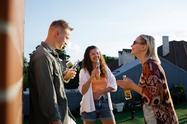 Free Photo medium shot friends partying together