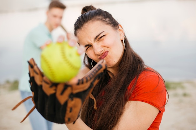 Free photo medium shot friends playing baseball