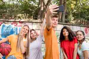 Free photo medium shot friends taking selfies