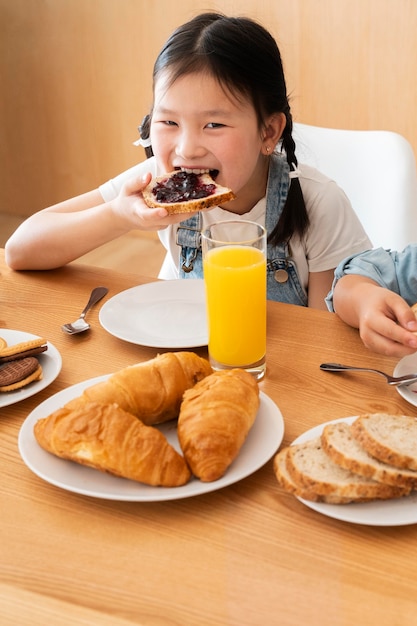 Free photo medium shot girl eating