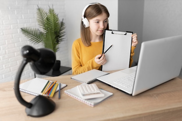 Free photo medium shot girl holding clipboard