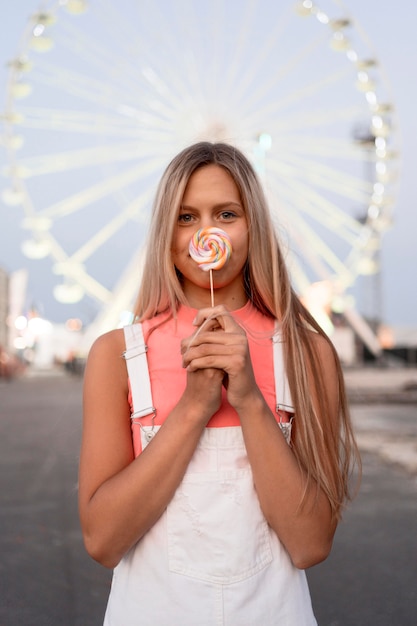 Free photo medium shot girl holding lollipop