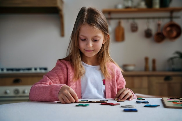 Free photo medium shot girl playing memory game