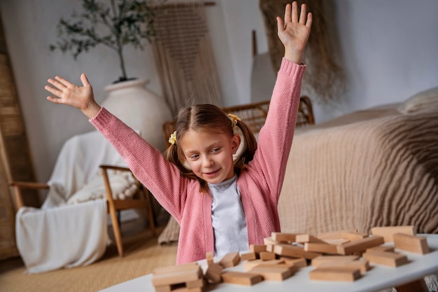 Free photo medium shot girl playing memory game