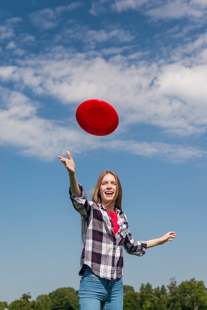 Medium shot girl playing with frisbee 