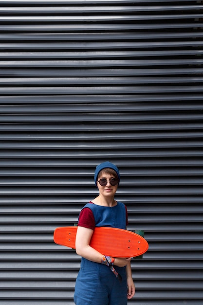 Free photo medium shot girl posing with cruiser